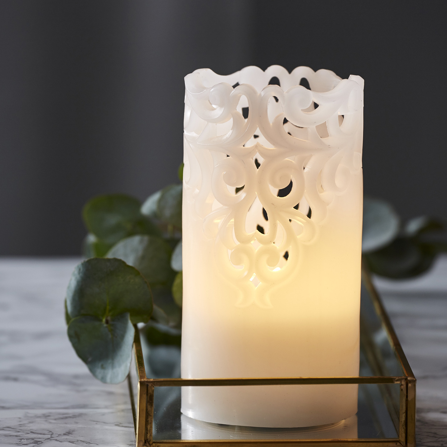 LED Stumpenkerze "Clary" - Echtwachs - Spitzenmuster - warmweiße Flamme - H: 15cm - Timer - weiß