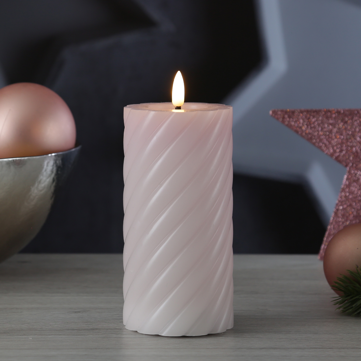 LED Stumpenkerze TWIST - Echtwachs - warmweiße 3D Flamme - H: 17,5cm - Batterie - Timer - flieder