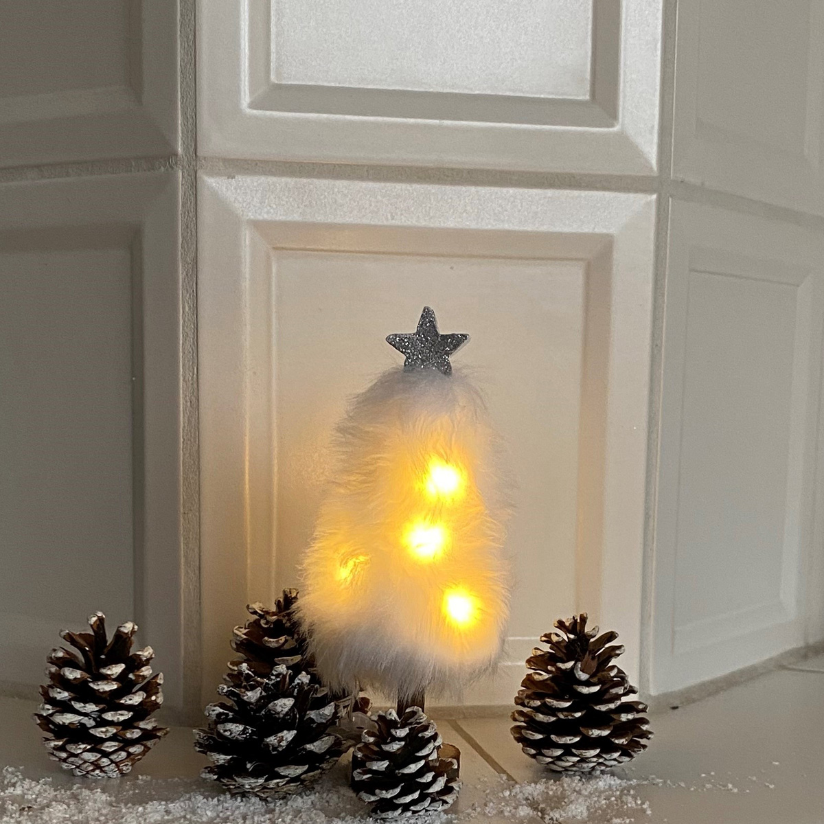 LED Dekobaum PLÜSCH - Holz - Plüschfell - warmweiße LED - Sternspitze - H: 19,5cm - Batterie - weiß