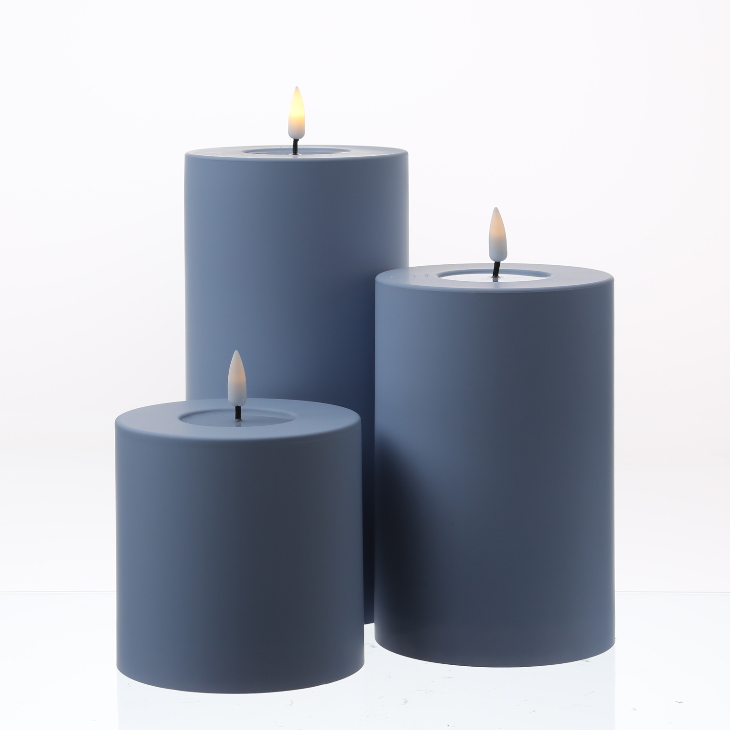 LED Stumpenkerze MIA - Kunststoff - realistische 3D Flamme - H: 20cm - f. Außen - pastellblau LED Stumpenkerze MIA - Kunststoff - realistische 3D Flamme - H: 20cm - f. Außen - pastellblau