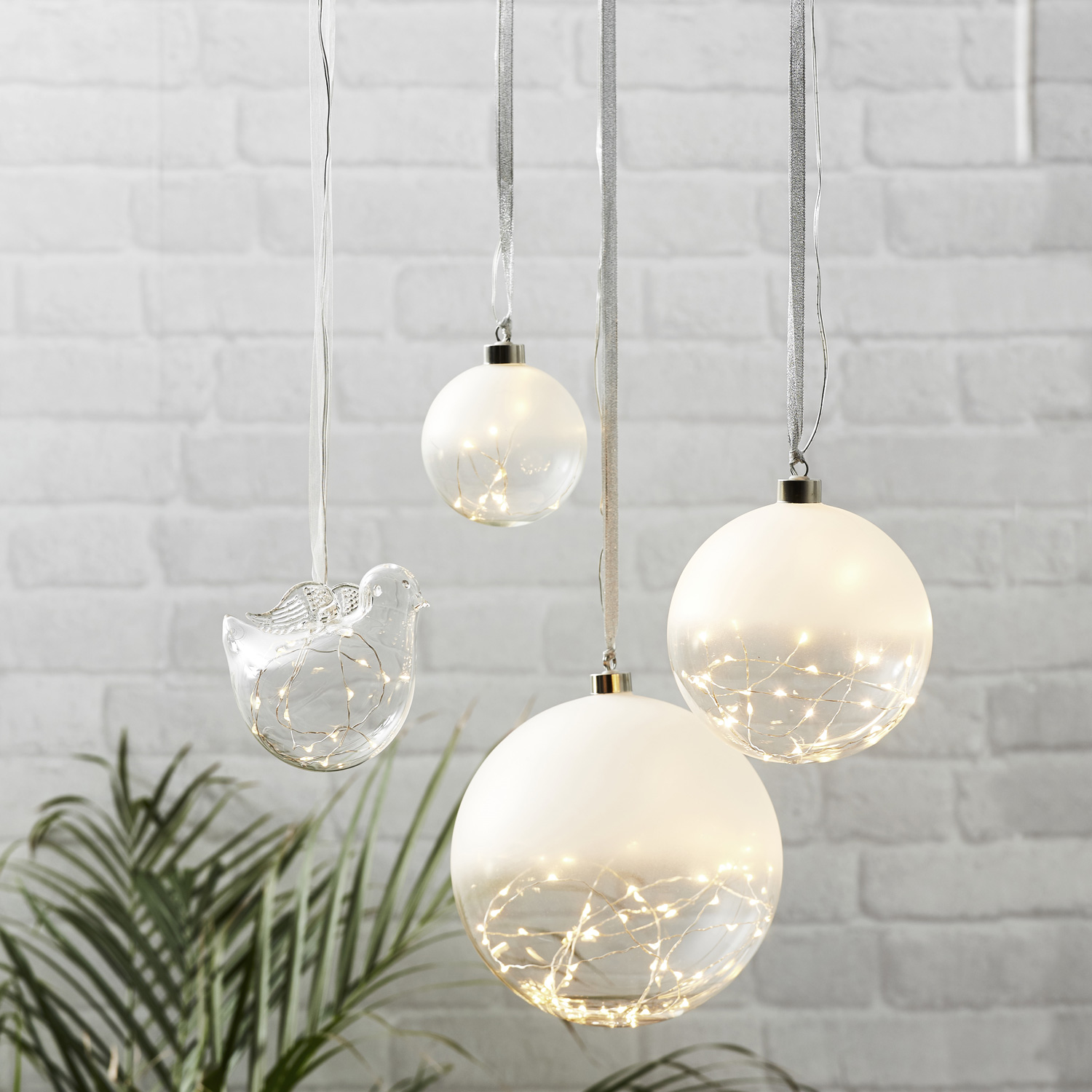 Glaskugel GLOW - gefrostetes Glas - 15 warmweiße LED am Draht - D: 10cm - Batteriebetrieb - Timer