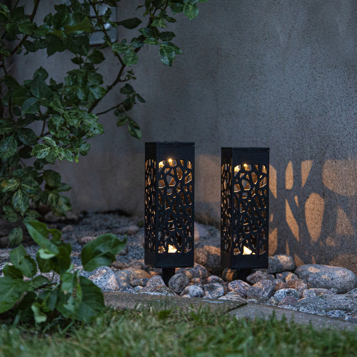 LED Solar Wegleuchte - warmweiße LED - H: 18cm -  Dämmerungssensor - schwarz - 2er Set