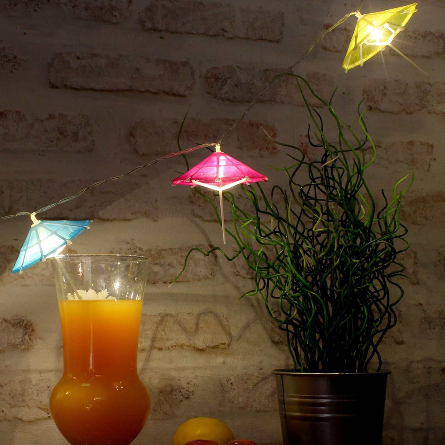 LED Lichterkette - 10 bunte Sonnenschirmchen - warmweißen LED - L: 1,35m - Batterie