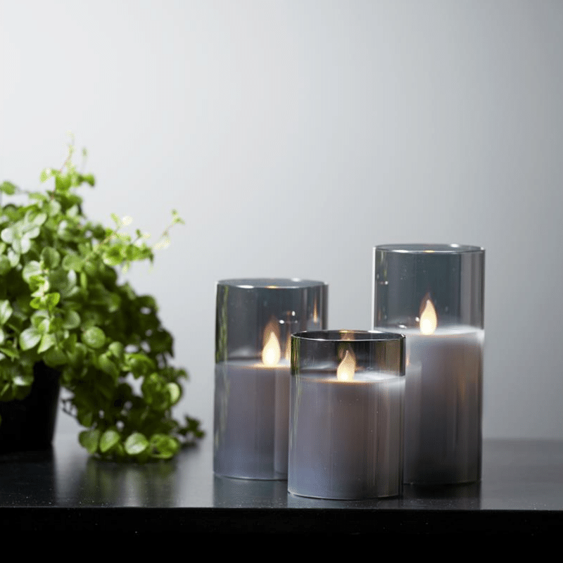 LED Kerze im Glas - Windlicht - Echtwachs - 3D Flamme - Timer - H: 12,5cm - D: 7,5cm