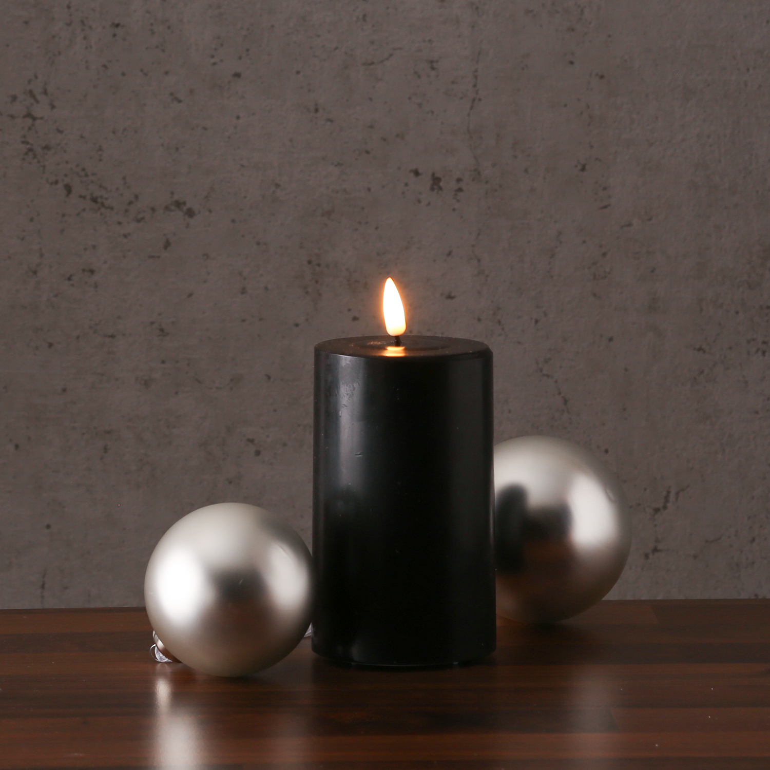 LED Stumpenkerze MIA - Echtwachs - realistische 3D Flamme - H: 12,5cm - Batteriebetrieb - schwarz