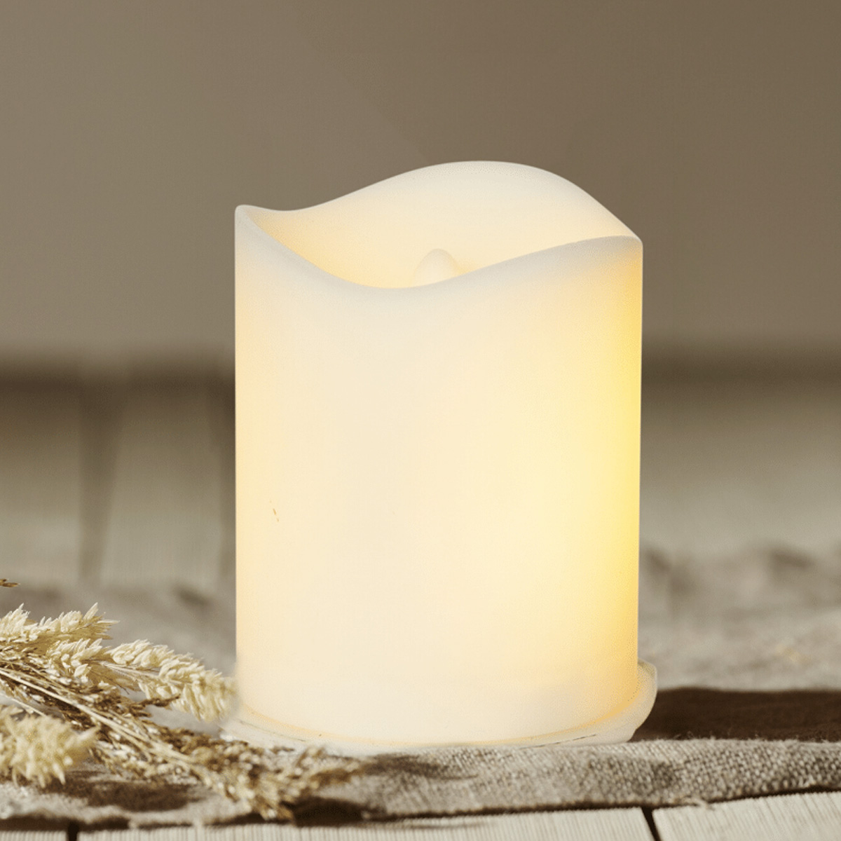LED Stumpenkerze "Flame" - simuliert brennende Flamme - H: 7cm, D: 5cm - Batteriebetrieb - Timer