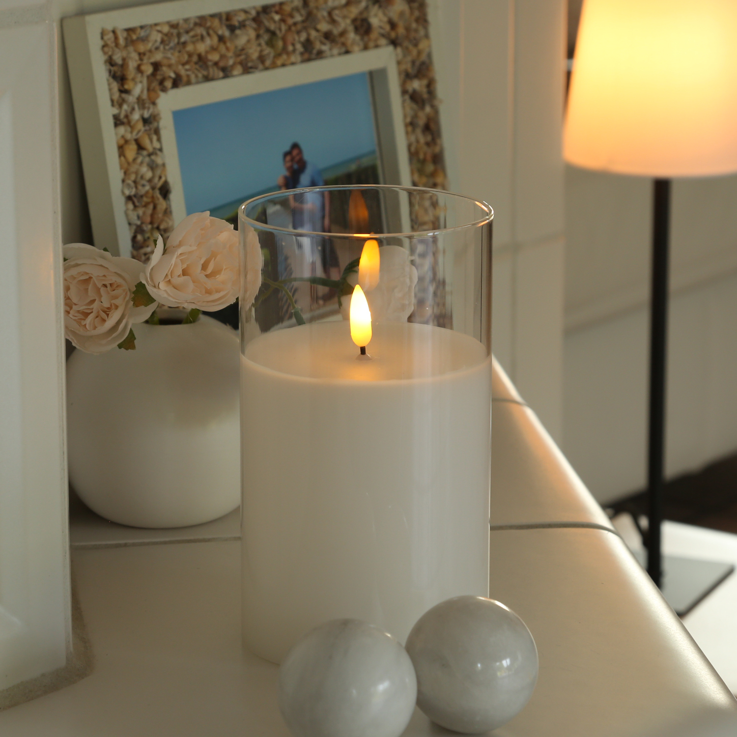 LED Kerze im Glas - Windlicht - Echtwachs - flackernde 3D Flamme - Timer - H: 17,5cm - D:10cm - weiß