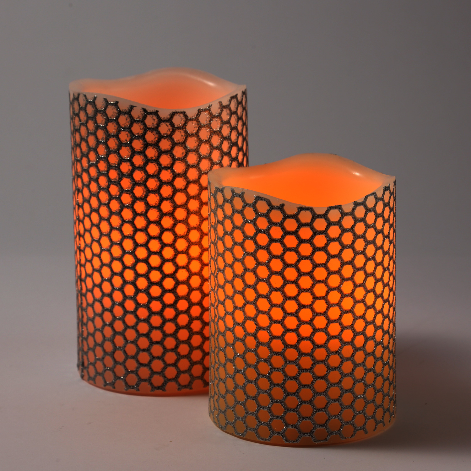 LED Kerze "Honey" - Echtwachs - gelbe LED Flamme - flackernd - D: 7,5cm, H: 12cm - silber/weiß