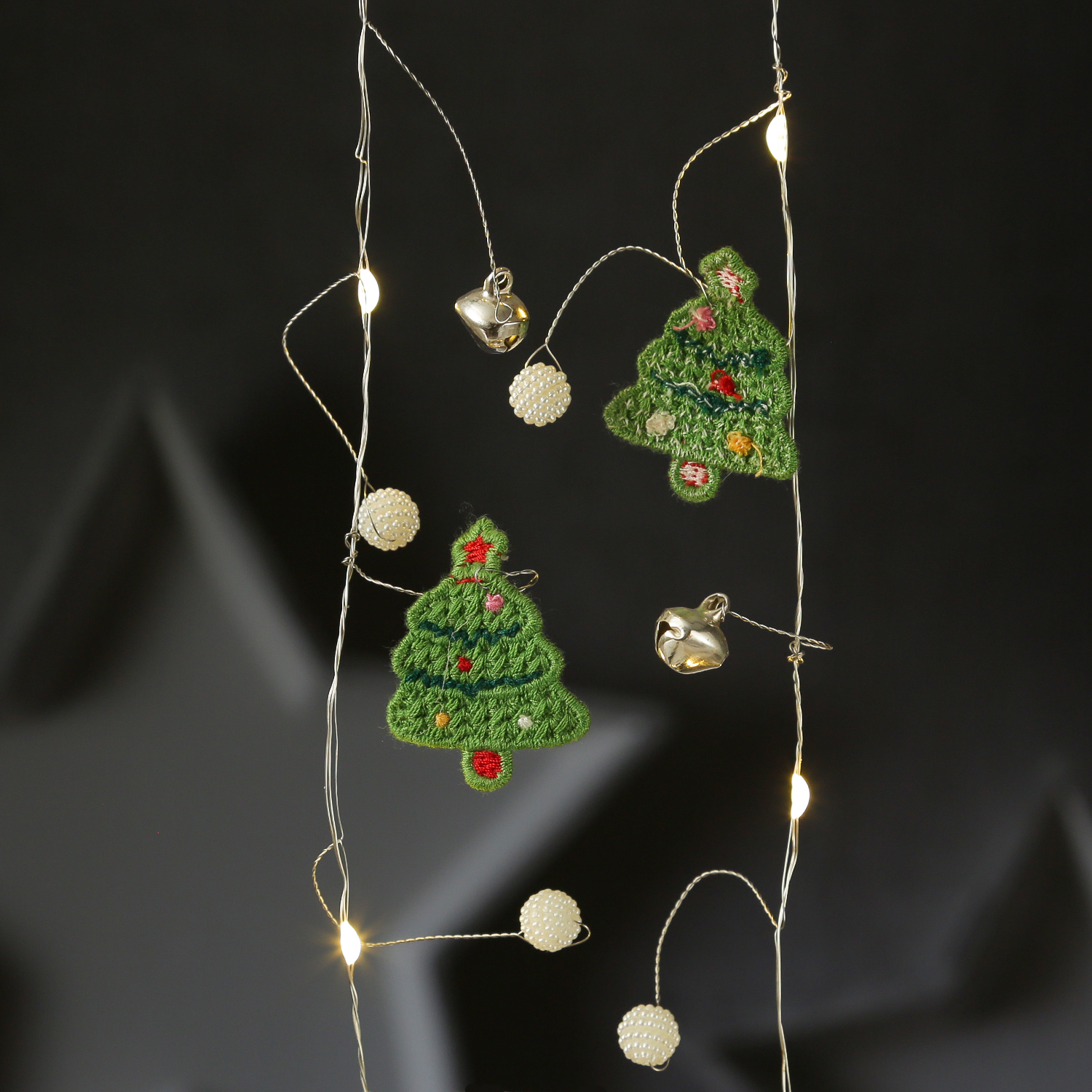 LED Drahtlichterkette Tannenbaum - mit Glöckchen - 20 warmweiße LED - L: 1,9m - Timer - grün, weiß